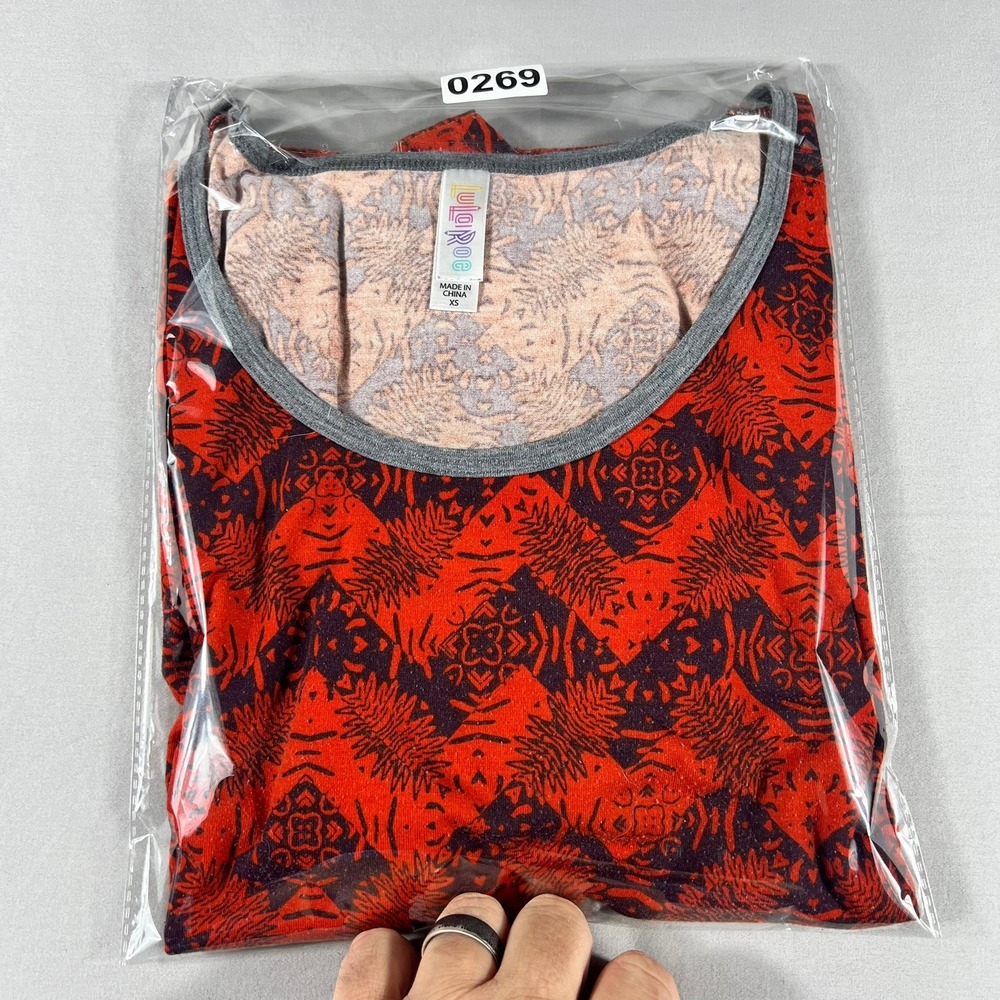 LuLaRoe Randy Top Womens XS Red Black Chevron Geometric High Low Short Sleeve - Picture 10 of 10